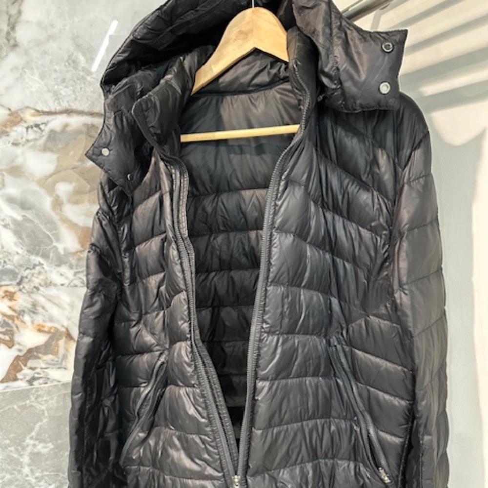 Lululemon medium weight Down puffer jacket with down hood size Medium, Black